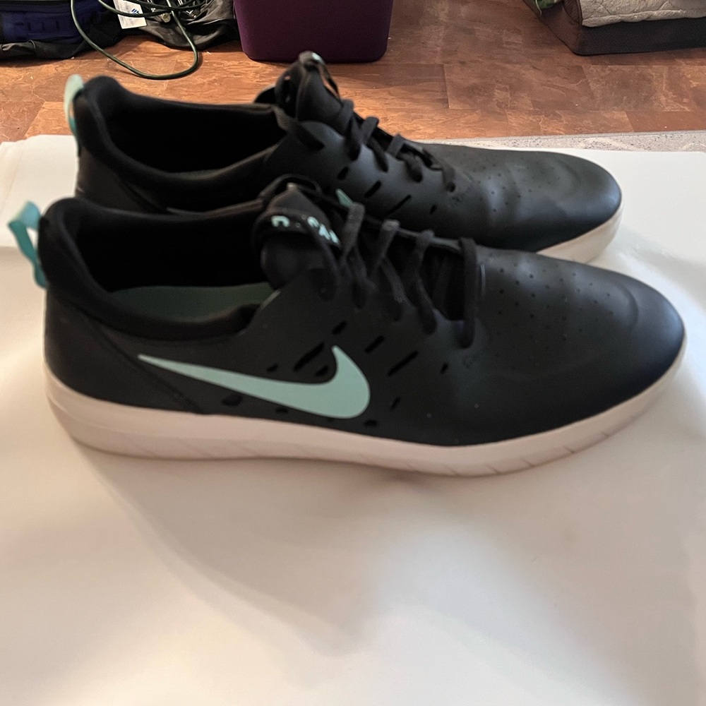 Nike SB Nyjah Free Low Sneakers
AA4272-006 Black Tropical Twist
Men 12